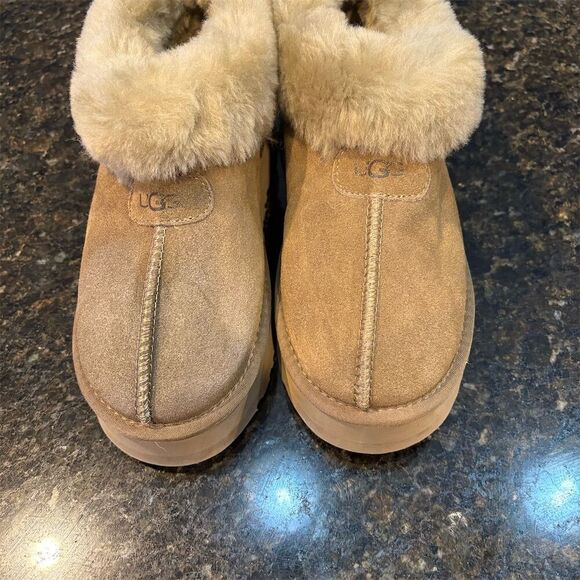UGG Coquette Women's Slippers Size 9 Tan Shearling Lined Casual - Picture 1 of 9